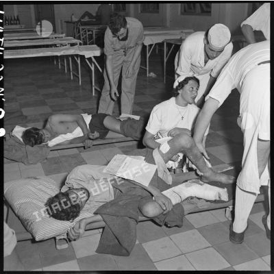 Ces soldats blessés, évacués de Diên Biên Phu, reçoivent des soins dans la salle de triage de l'hôpital militaire Lanessan d'Hanoï.