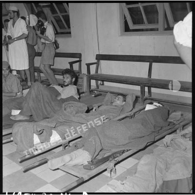 Ces soldats blessés, évacués de Diên Biên Phu, sont dans la salle de triage de l'hôpital militaire Lanessan d'Hanoï.