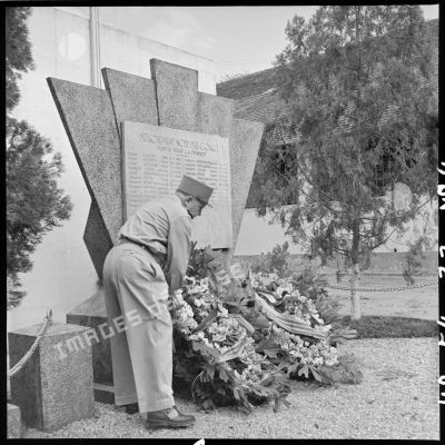 Dépôt de gerbes de fleurs au pied du monument aux morts du détachement Nord des COAC (section de commis et ouvriers militaires d'administration coloniaux).