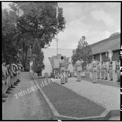 Les personnalités militaires saluent le monument aux morts du détachement Nord des COAC (section de commis et ouvriers militaires d'administration coloniaux).