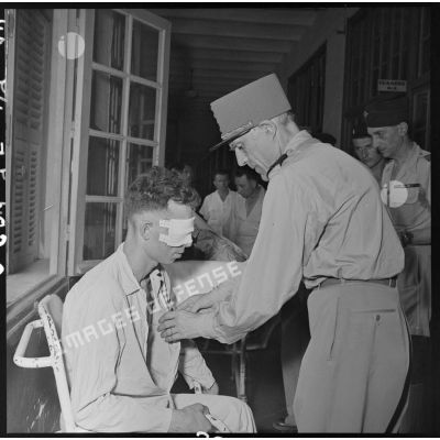 Le général Ely, chef d'état-major général, décore un soldat blessé à Diên Biên Phu et soigné à l'hôpital militaire Lanessan d'Hanoï.