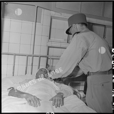 Le général Ely, chef d'état-major général, décore un soldat blessé à Diên Biên Phu et soigné à l'hôpital militaire Lanessan d'Hanoï.