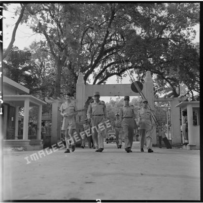 Le général Ely, chef d'état-major général, accompagné du général Cogny, commandant en chef des FTNV (forces terrestres du Nord-Vietnam), et du général Navarre, commandant en chef en Indochine, arrive à l'hôpital Lanessan.