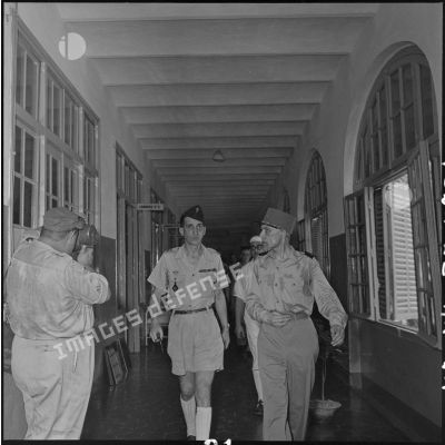 Le général Ely (à droite), chef d'état-major général, dans un couloir de l'hôpital militaire Lanessan d'Hanoï.