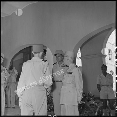 Le général Cogny, commandant en chef des FTNV (forces terrestres du Nord-Vietnam), le général Navarre, commandant en chef en Indochine, et le général Ely, chef d'état-major général, s'entretiennent dans une coursive de l'hôpital militaire Lanessan.