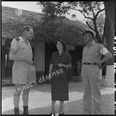 Le général Cogny, commandant en chef des FTNV (forces terrestres du Nord-Vietnam), Geneviève de Galard et le général Dechaux, commandant les forces aériennes au Nord-Vietnam.