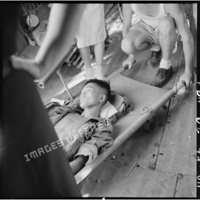 Arrivée d'un blessé vietnamien sur l'un des aérodromes d'Hanoï.