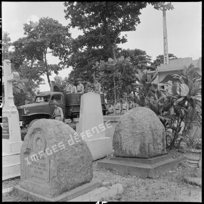 Le convoi funéraire des obsèques du reporter Robert Capa dans le cimetière.