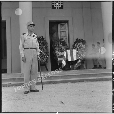 Le général Cogny, commandant en chef des FTNV (forces terrestres du Nord-Vietnam), lors des obsèques du reporter Robert Capa.