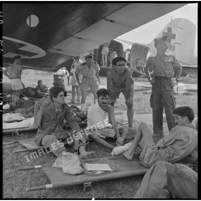 Derniers blessés de Diên Biên Phu attendant d'être évacués.
