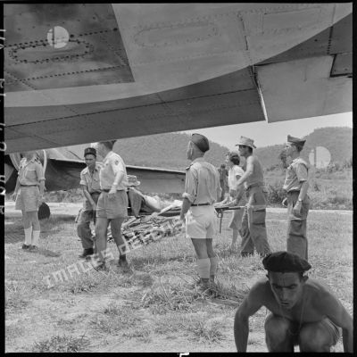 Evacuation d'un blessé de Diên Biên Phu.