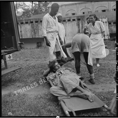 Les brancardiers de l'hôpital militaire Lanessan s'occupent d'un blessé évacué de Diên Biên.