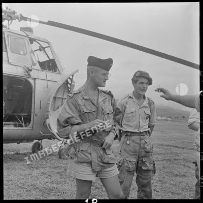 Le médecin-commandant Grauwin, chirurgien en chef de l'antenne de Diên Biên Phu, et un soldat des TAP (troupes aéroportées).