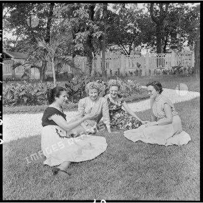 Groupe de femmes dans un jardin du cantonnement des PFAT (personnel féminin de l'armée de Terre).