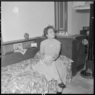 Une femme dans un appartement du cantonnement des PFAT (personnel féminin de l'armée de Terre).