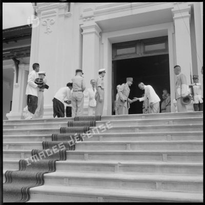 Le général Ely (au centre) est reçu par une personnalité laotienne au palais du roi à Luang Prabang.