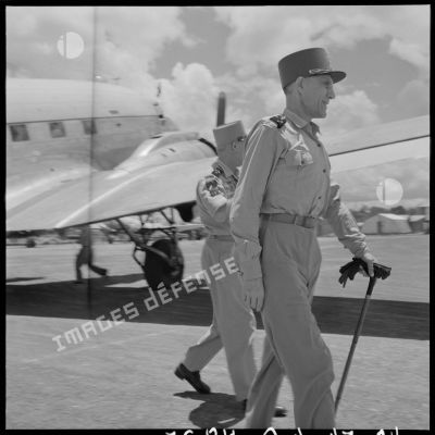 Le général Ely, commissaire général et commandant en chef en Indochine, sur la base de Seno au Laos.