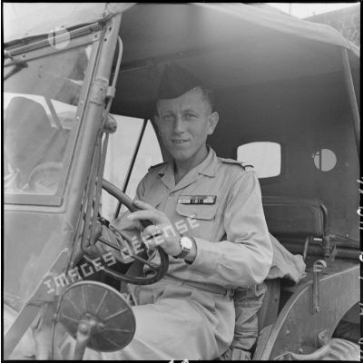 Portrait d'un sous-lieutenant au volant d'une jeep.