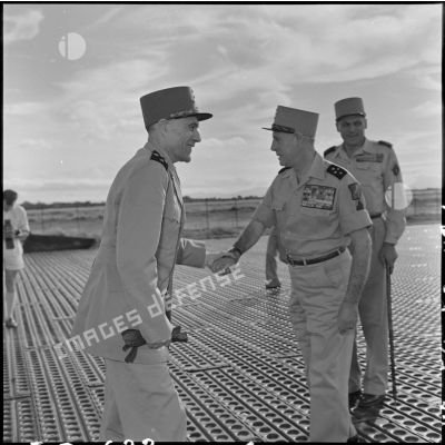 Le général Ely (à gauche), commandant en chef en Indochine, est accueilli par le général Salan (au centre) et le général Cogny (à droite).