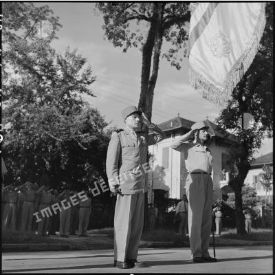 Le général Ely (à gauche), commandant en chef en Indochine, et le général Cogny (à droite) lors du salut au drapeau.