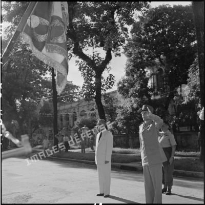 Le général Ely, commandant en chef en Indochine, et M. Nguyen Huu Tri lors du salut au drapeau.