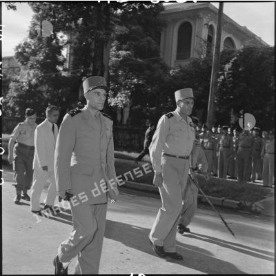 Le général Ely, commandant en chef en Indochine, et le général Cogny lors de la revue des troupes dans une avenue d'Hanoï.