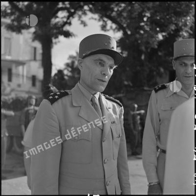 Le général Ely, commandant en chef en Indochine dans une rue d'Hanoï.
