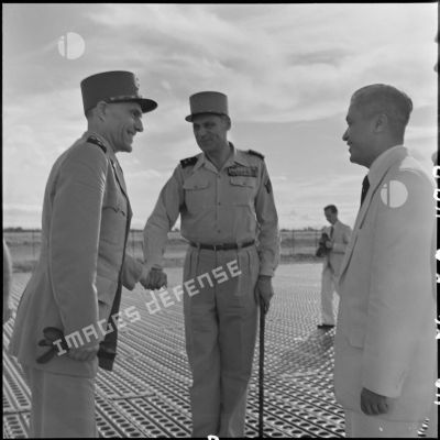Le général Ely, commandant en chef en Indochine, est accueilli par le général Cogny et M. Nguyen Huu Tri.