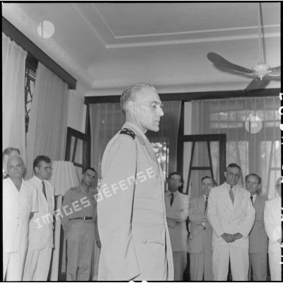 Le général Ely (au premier plan), commandant en chef en Indochine, et des personnalités civiles et militaires du Nord-Vietnam.