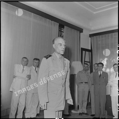 Le général Ely (au premier plan), commandant en chef en Indochine, et des personnalités civiles et militaires du Nord-Vietnam.