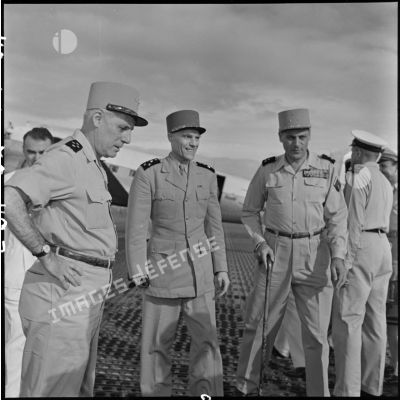 Le général Ely (au centre), commandant en chef en Indochine, est accueilli par les généraux Salan (à gauche) et Cogny (à droite).