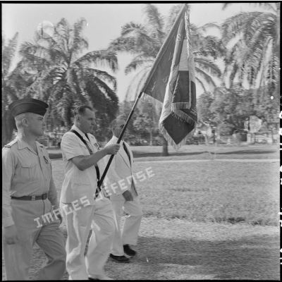 Un officier et un porte-drapeau lors de la commémoration de l'appel du 18 juin à Hanoï.
