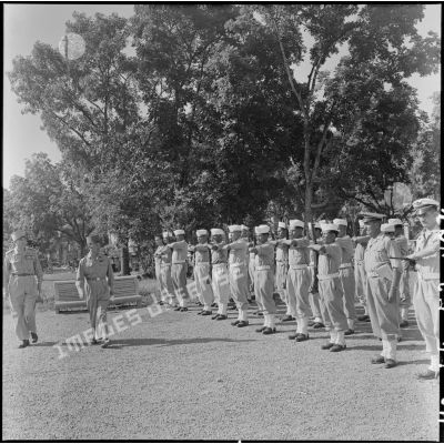 Lors de la commémoration de l'appel du 18 juin à Hanoï, un détachement de l'armée de l'Air rend les honneurs aux autorités militaires.