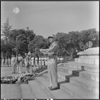 Discours d'une autorité militaire au pied du monument aux morts lors de la commémoration de l'appel du 18 juin à Hanoï.