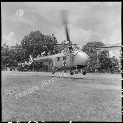 Arrivée de l'hélicoptère de la Croix-Rouge qui rapatrie les prisonniers libérés à l'hôpital militaire Lanessan.