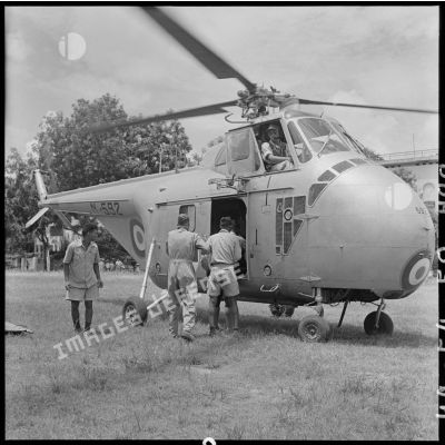 Les prisonniers, libérés et rapatriés à l'hôpital militaire Lanessan, descendent de l'hélicoptère.