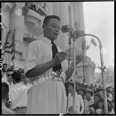 Un homme prononce un discours lors de la manifestation contre le partage du Vietnam.