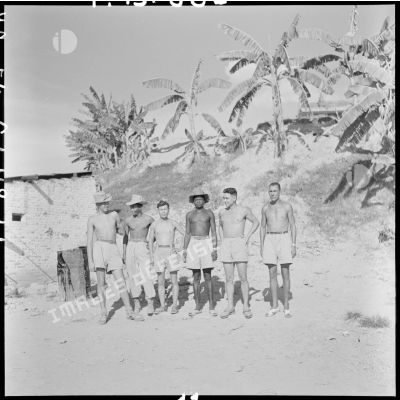 Portrait de groupe de soldats des troupes coloniales après l'application du cessez-le-feu.
