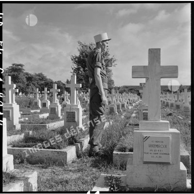 Après l'application du cessez-le-feu, ce soldat se recueille au cimetière.