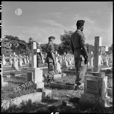 Après l'application du cessez-le-feu, ces soldats se recueillent sur les tombes de leurs camarades au cimetière.