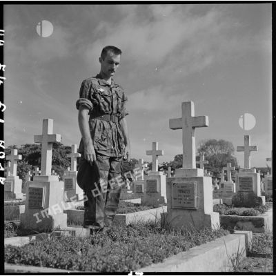 Après l'application du cessez-le-feu, ce soldat des troupes coloniales se recueille au cimetière.