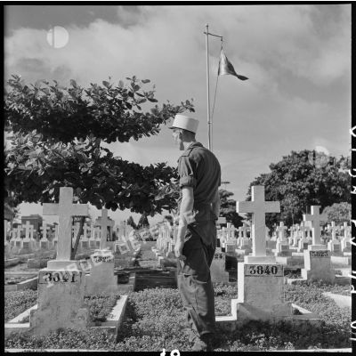 Après l'application du cessez-le-feu, ce soldat se recueille au cimetière.