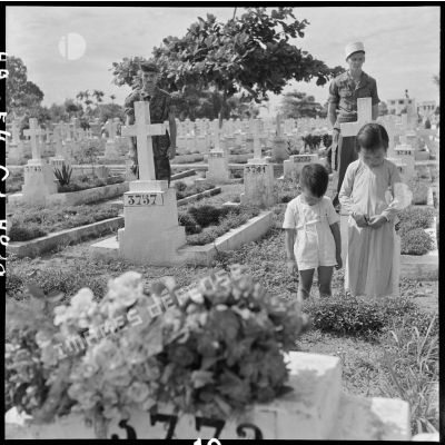 Après l'application du cessez-le-feu, des enfants et des soldats se recueillent au cimetière.