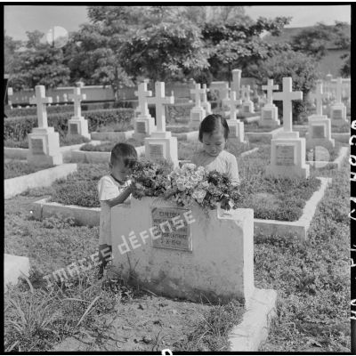 Après l'application du cessez-le-feu, de jeunes enfants se recueillent au cimetière.