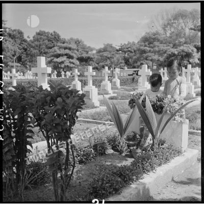 Après l'application du cessez-le-feu, ce soldat des troupes coloniales se recueille au cimetière.