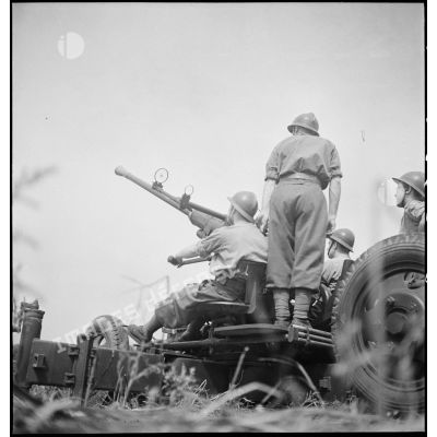 Lors d'une école à feu du 411e RAAA  (régiment d'artillerie antiaérienne) de la DMC (division de marche de Constantine), un canon de 40 mm Bofors est mis en batterie.