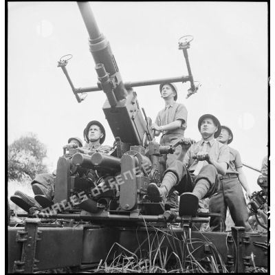 Lors d'une école à feu du 411e RAAA  (régiment d'artillerie antiaérienne) de la DMC (division de marche de Constantine), un canon de 40 mm Bofors est mis en batterie.