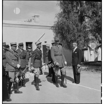 Le commandant de l'EEOI (École des élèves officiers indigènes d'Algérie et de Tunisie) guide le général d'armée Henri Giraud, commandant en chef civil et militaire, lors de la visite de ce dernier à Bou Saada.