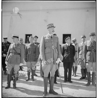 Le général d'armée Henri Giraud, commandant en chef civil et militaire, préside la cérémonie de baptême de la promotion Weygand de l'EEOI (École des élèves officiers indigènes d'Algérie et de Tunisie).