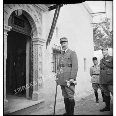 Portrait du général d'armée Henri Giraud, commandant en chef civil et militaire, devant l'entrée du café maure lors de sa visite à l'EEOI (École des élèves officiers indigènes d'Algérie et de Tunisie) de Bou Saada.